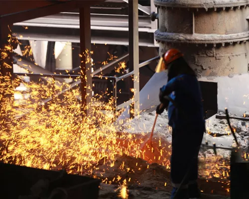 Pakaian pelindung untuk operasi metalurgi besi dan keluli